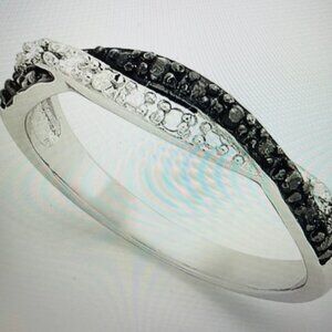 Black and White Diamond Weave Ring in Sterling Silver (1/10 ct. t.w.)